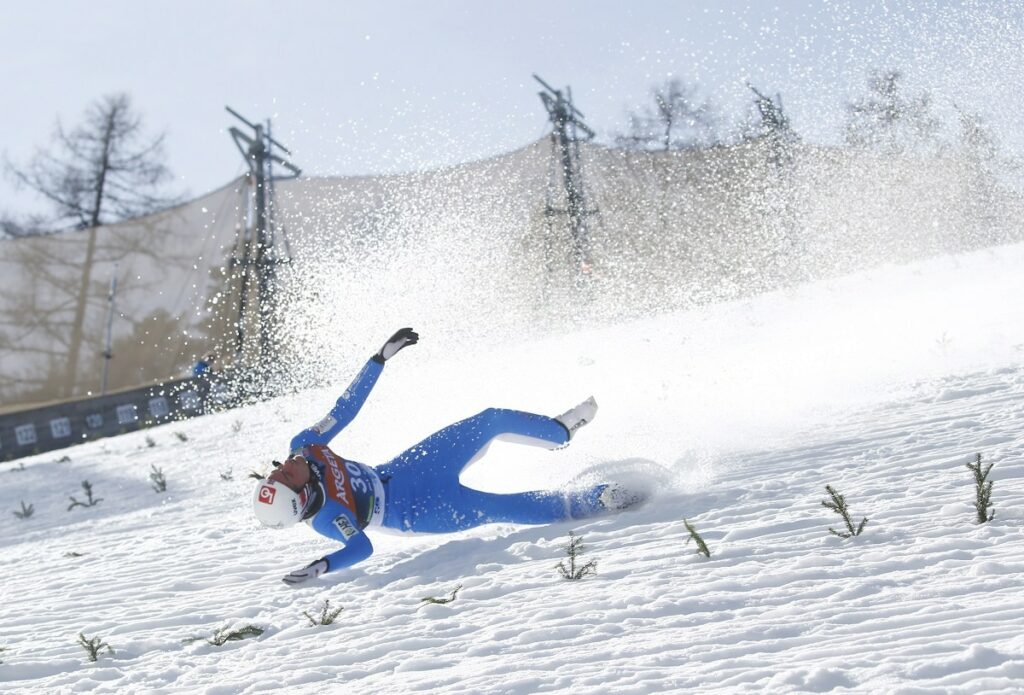 Daniel André Tande při pádu