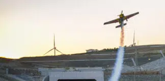 Šílenost nebo brilantní umění? Dario Costa proletěl tunelem v kokpitu letadla!