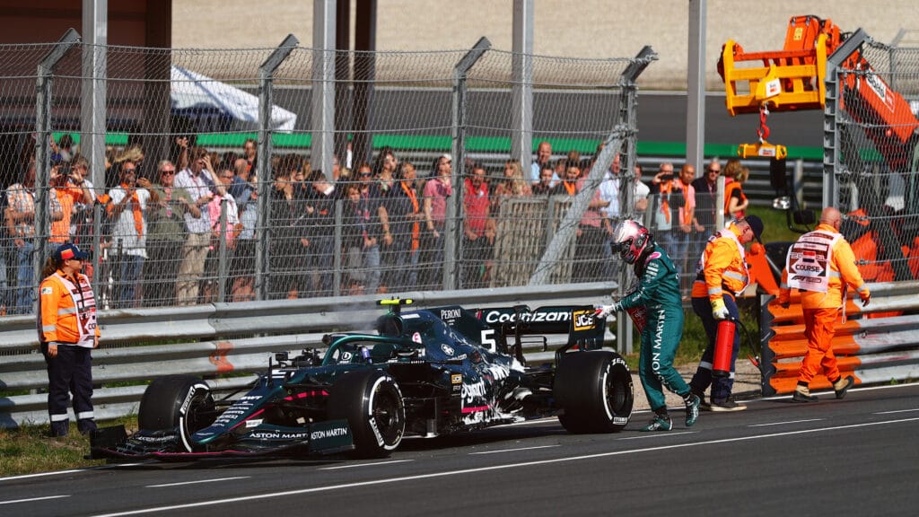 Sebastian Vettel musel hasit svůj vůz