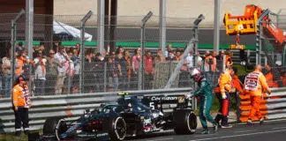 Sebastian Vettel musel hasit svůj vůz