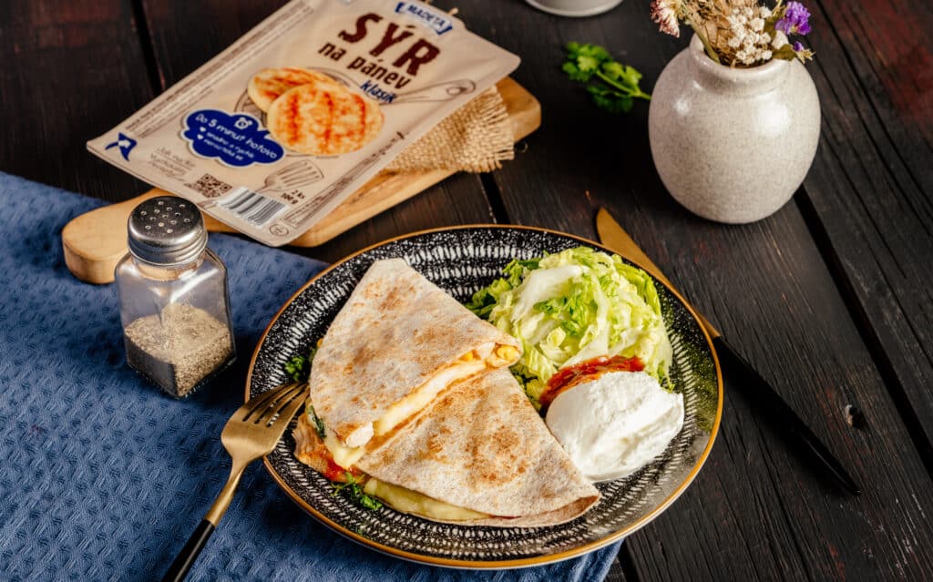 Tortilla se Sýrem na pánev, kuřecím masem, kukuřicí a BBQ omáčkou