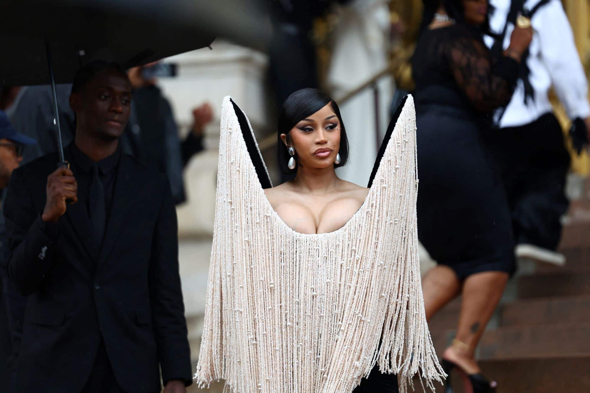 Cardi B se v Paříži blýskla účesem i živou vránou
