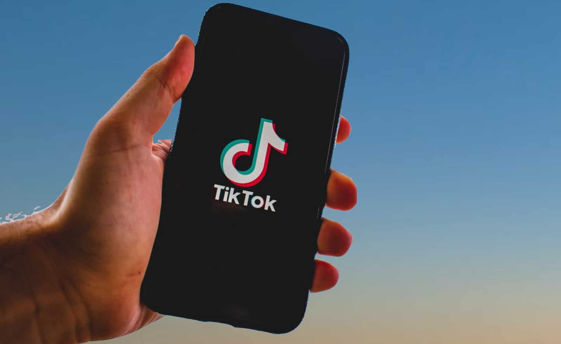 TikTok zaplavily rasistická videa vytvořená pomocí umělé inteligence