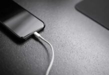 Co skutečně ničí baterii telefonu? Nabíjení přes noc to není